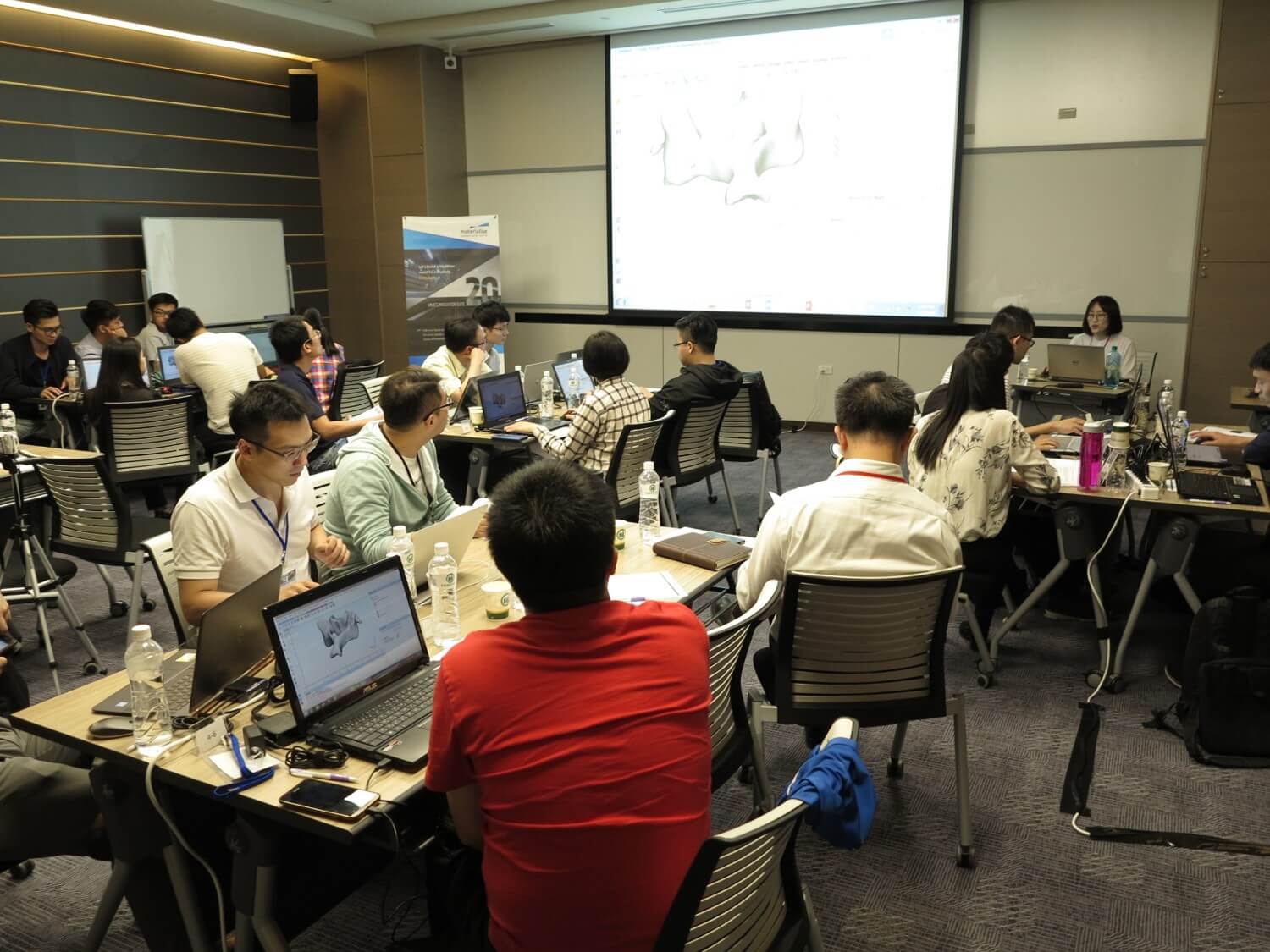 参与学员课堂学习